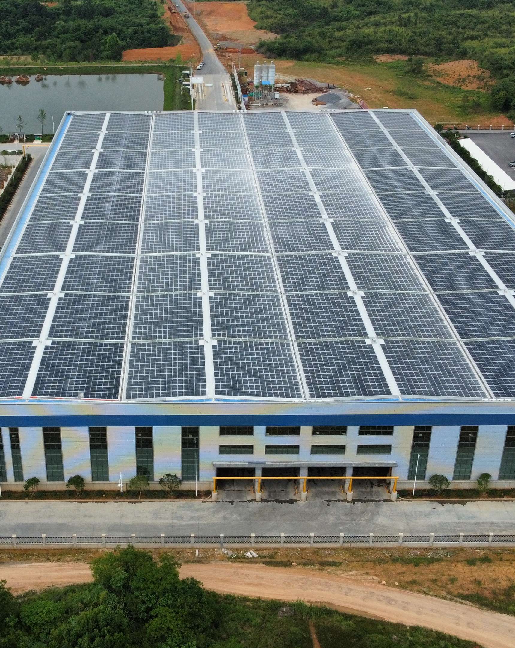 2022年4月，，，，，安徽池州汇成物资4MW光伏发电BIPV项目，，，，，年发电约400万度，，，，，知足约40%用电需求.jpg